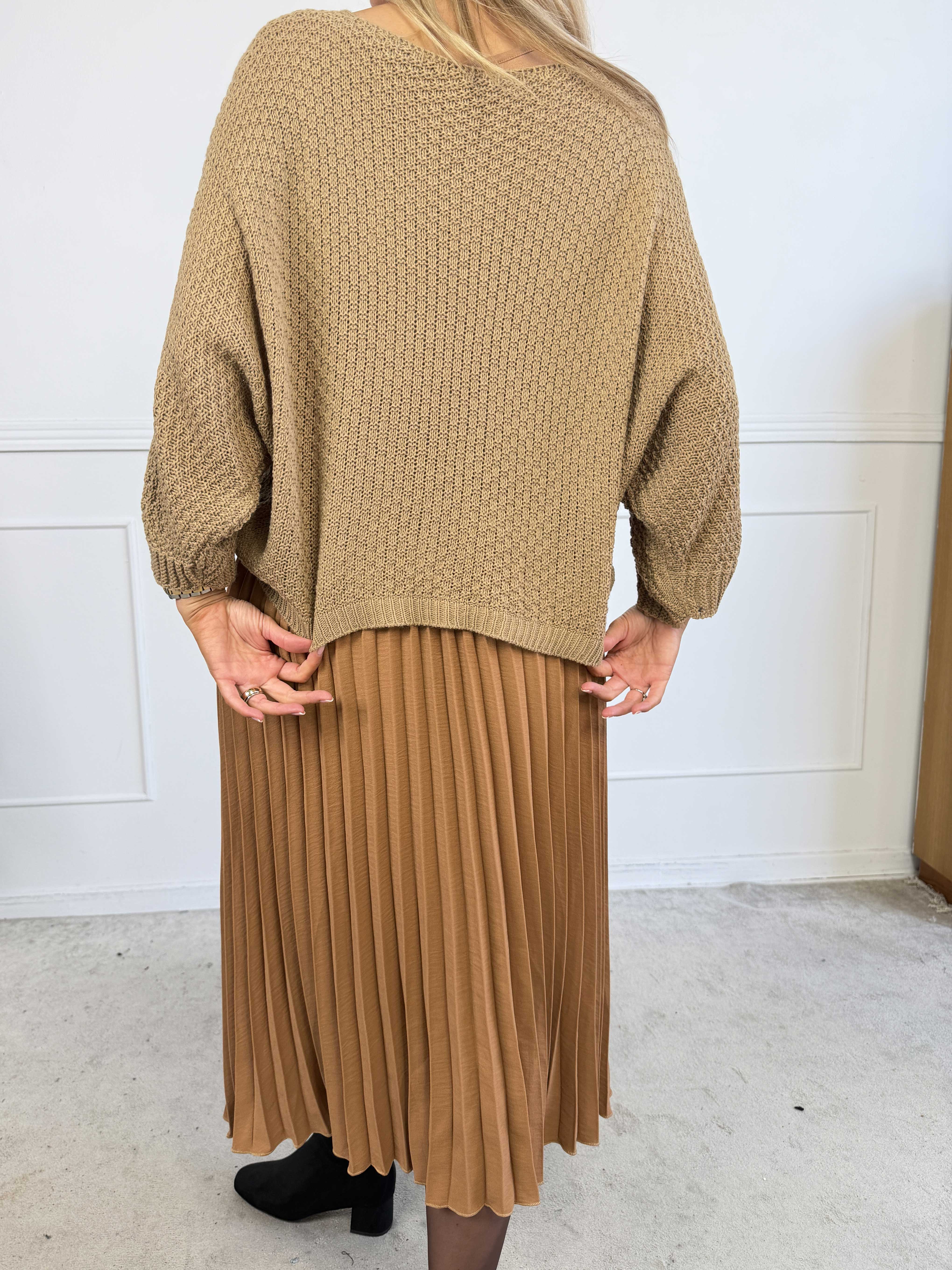 Nanna – Elegant tvådelad klänning i viskos med veckad kjol och matchande stickad överdel.